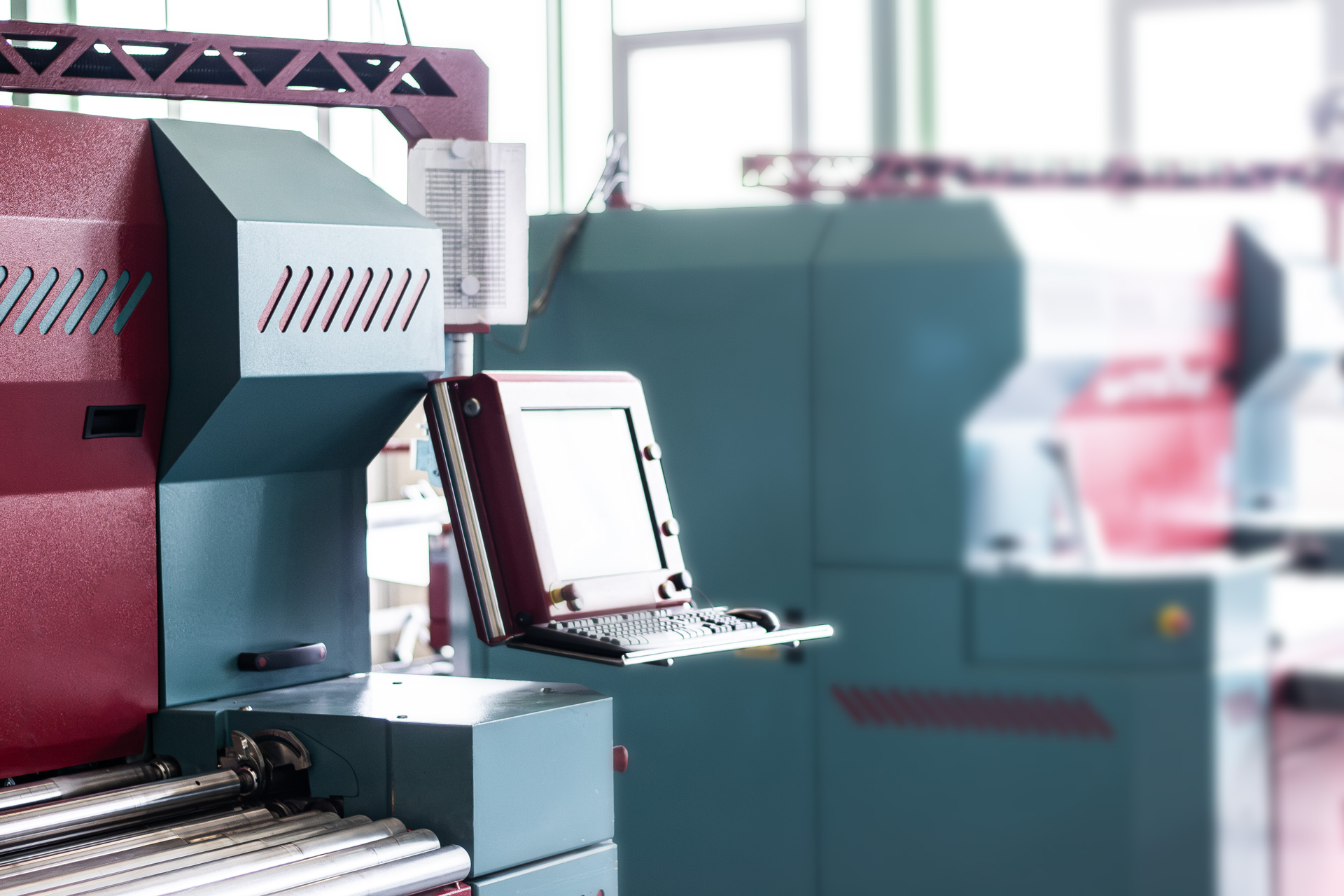 image depicting employees collaborating (for a manufacturing plant)